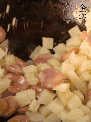 再放烤腸片煎熟。撒點鹽、孜然粉、辣椒面。