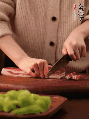 金字淡咸肉切片，冷水入鍋，加姜片、料酒略焯水。同步，五花肉切塊焯水。