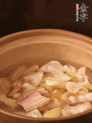 春筍、咸肉、咸肉一起入砂鍋，加姜片、料酒、清水大火煮沸到湯色變白。轉(zhuǎn)小火慢篤半小時(shí)。