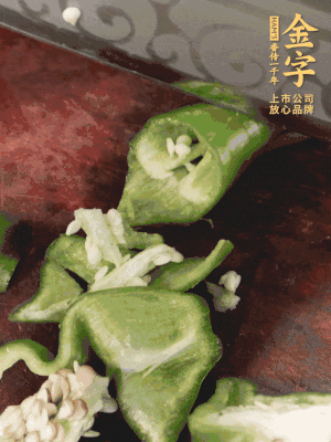 辣椒洗凈斜切成段，蒜切片。