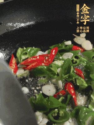 起鍋燒油，加辣椒、蒜片大火翻炒出香味。