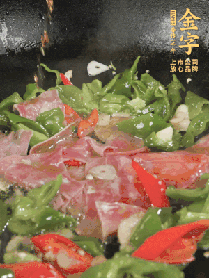 再下蒸炒火腿煸炒，加少許白糖提鮮。