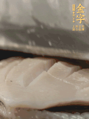 鮑魚(yú)用勺子撬出來(lái)，去掉內(nèi)臟和牙齒，加面粉、白醋、鹽、啤酒抓一下，清水洗凈，切花刀。