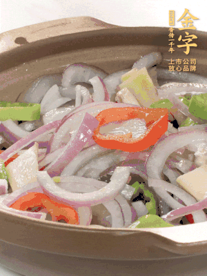 砂鍋底鋪上香菜，放上料頭，再放上焯過(guò)水的鮑魚(yú)殼。