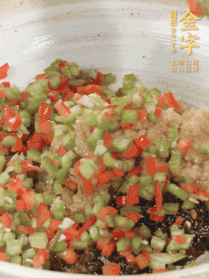 XO醬、蒜蓉醬、青紅椒粒攪拌成醬料。