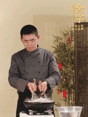 整只土雞冷水下鍋，加蔥姜、料酒焯水，撈出后用溫水清洗干凈。