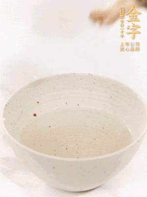羊肚菌流水洗凈2遍后，溫水泡發(fā)15-20分鐘。