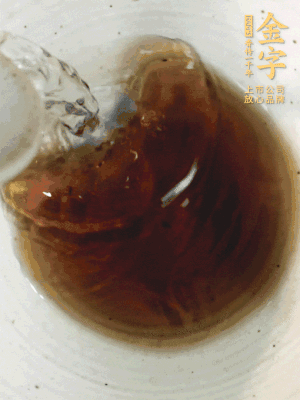 黃酒中加清水、蒸魚豉油、白砂糖混合均勻。