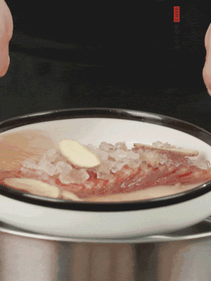 置于盤中，加冰糖100g、黃酒100g、水200g，上鍋蒸20分鐘。
