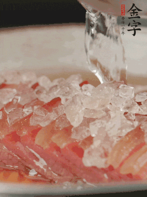依舊放上冰糖100g、黃酒100g、水200g，鍋中再蒸15分鐘。