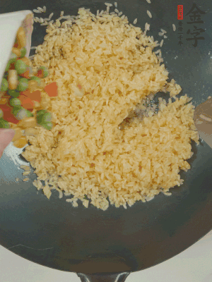 下豌豆粒、胡蘿卜粒、玉米粒。（買現(xiàn)成冷凍的雜菜即可，非常方便）
