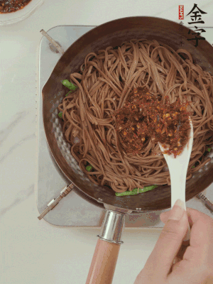下蕎麥面，淋上少許醬油，加2勺金字火腿大師醬略翻炒即可。