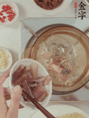 魷魚(yú)熱水下鍋，焯水備用。