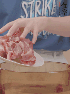 排骨剁小塊，加姜片、料酒沸水下鍋焯水。