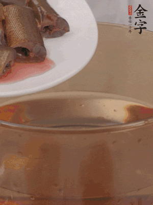 處理干凈的黃鱔段，加姜片、料酒沸水下鍋焯水。撈出用涼水沖洗干凈。