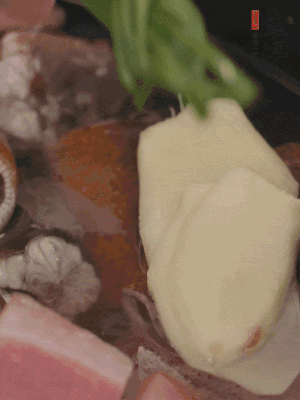 加姜片、蔥結(jié)、料酒。