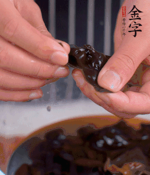 木耳冷水泡發(fā)，處理成小塊。（如果是小木耳就不用切了）