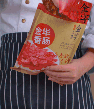 香腸切成斜片，小米辣切成斜片。