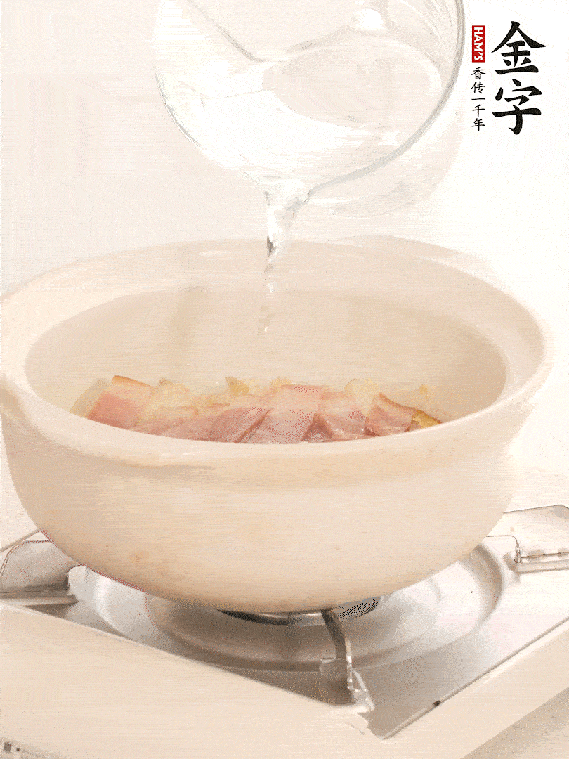 放入火腿片，加開(kāi)水，再加入豆腐