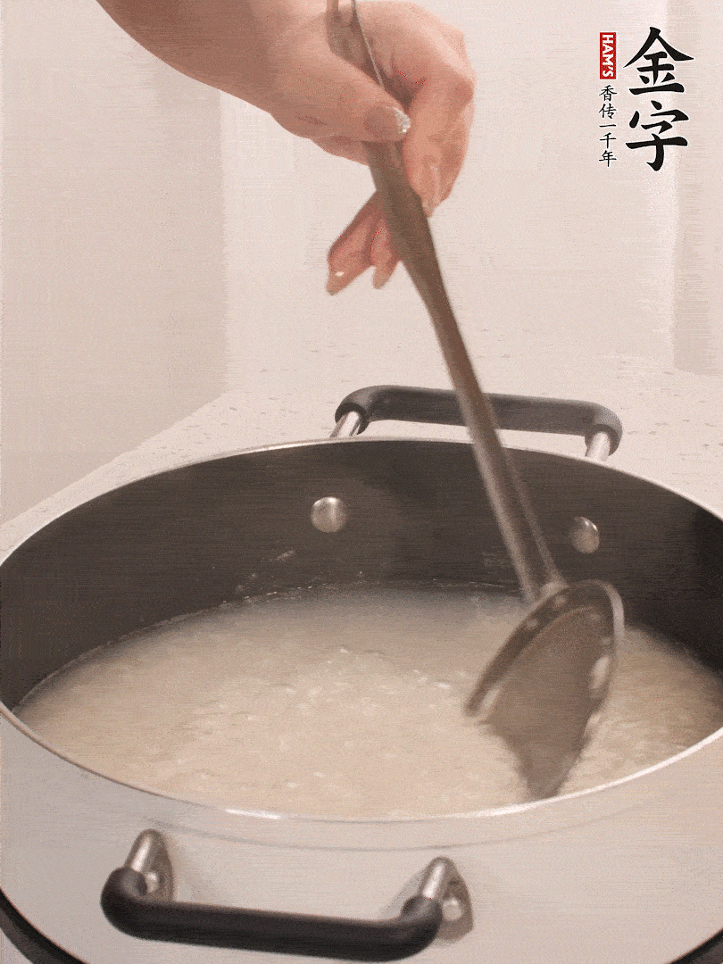香菇、土豆、胡蘿卜、金字土香腸切小塊。
