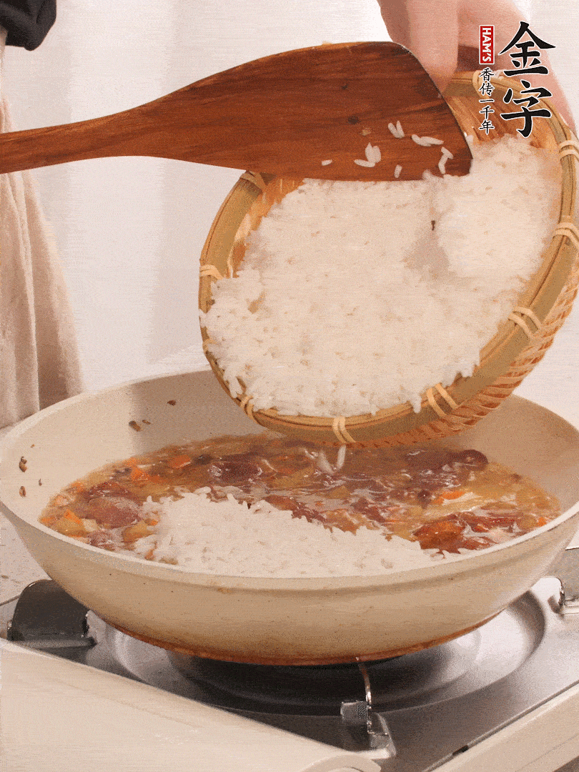 熱鍋燒油，香腸煸出油，加姜片去腥，加土豆、胡蘿卜、香菇翻炒到半熟，隨后加豆角、2小勺鹽、1大勺生抽，煸炒均勻。