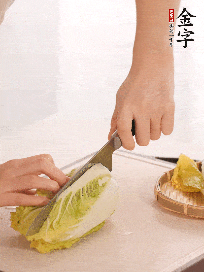 生姜切末，白菜改刀成成塊。