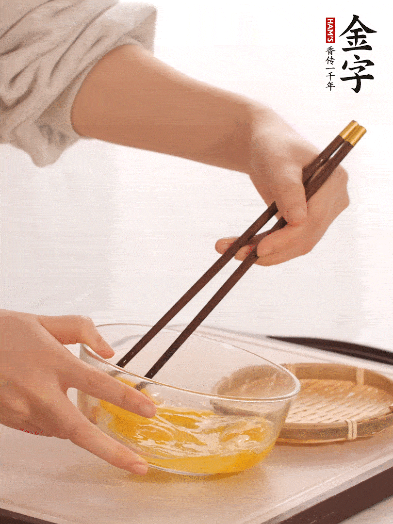 兩顆雞蛋打散。