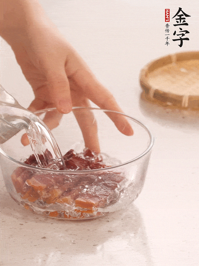 金字火腿切片，溫水泡5分鐘。