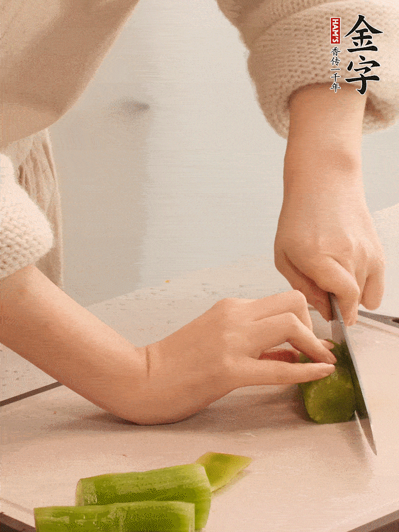 萵筍和白蘿卜用擦絲器擦成細(xì)絲。