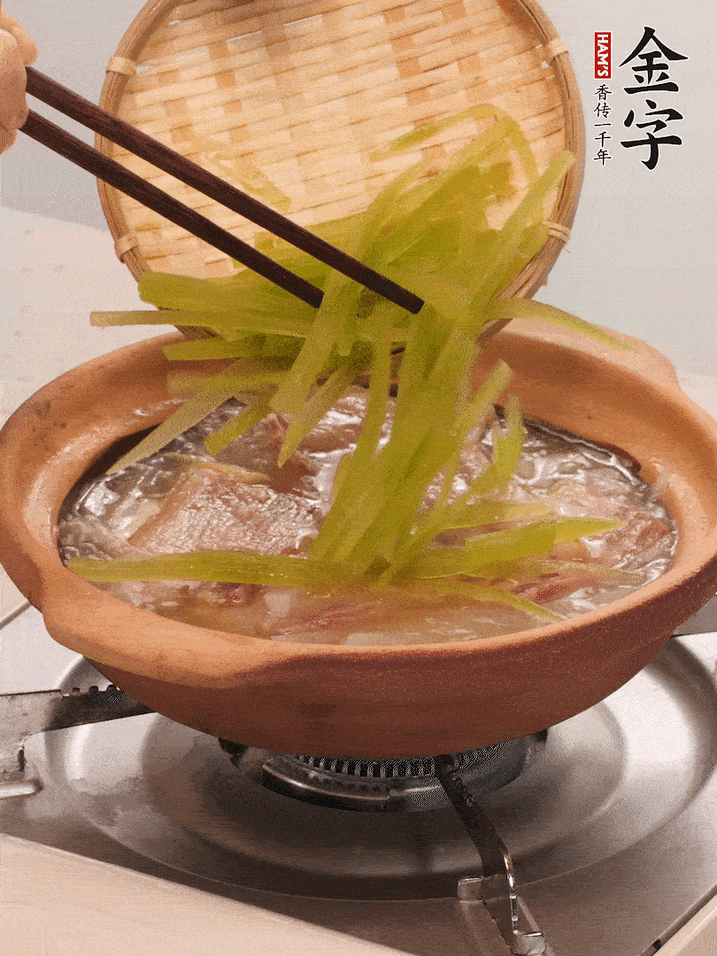 倒入熱水煮開后，轉(zhuǎn)小火燉煮10分鐘，呈奶白色湯底。