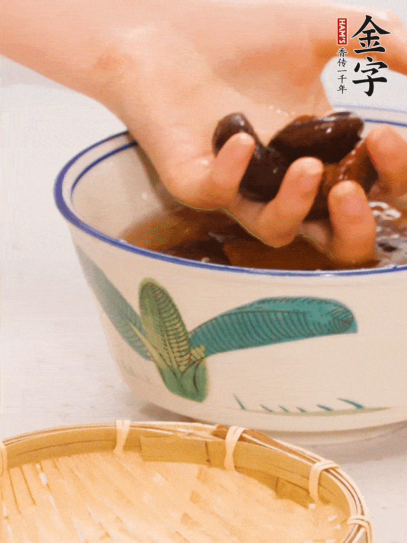 干香菇提前泡發(fā)切片，泡香菇水留著備用。