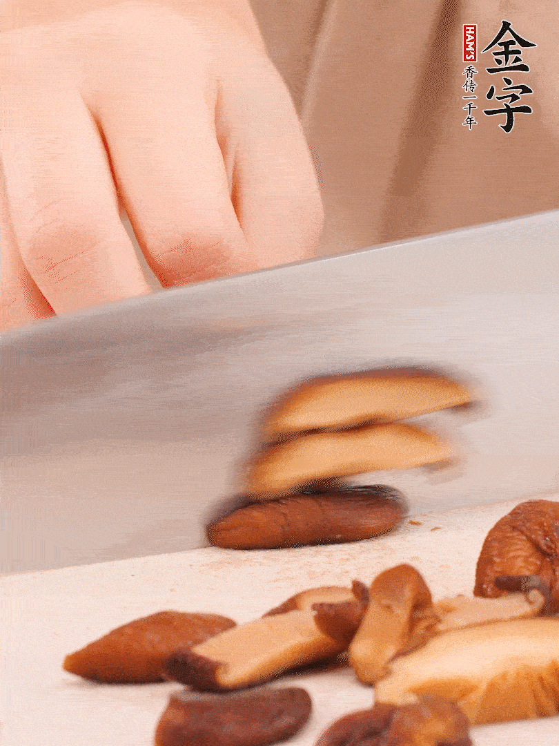 干香菇泡發(fā)，切成小塊。