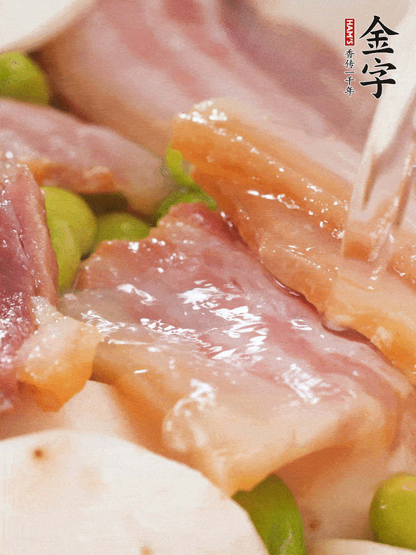 倒入芋艿、熟毛豆，翻炒均勻，加1小碗水煮開