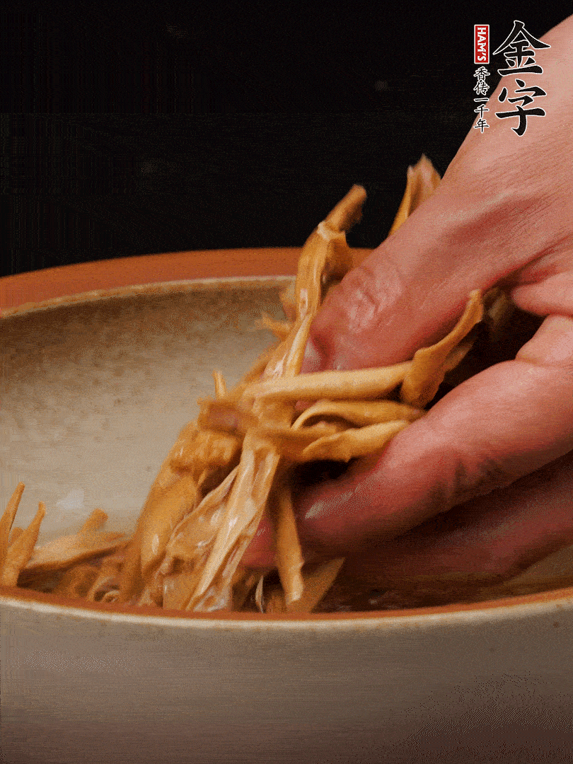 農(nóng)家土筍尖提前泡軟，用刀劃成細(xì)絲，這樣會(huì)更加入味。