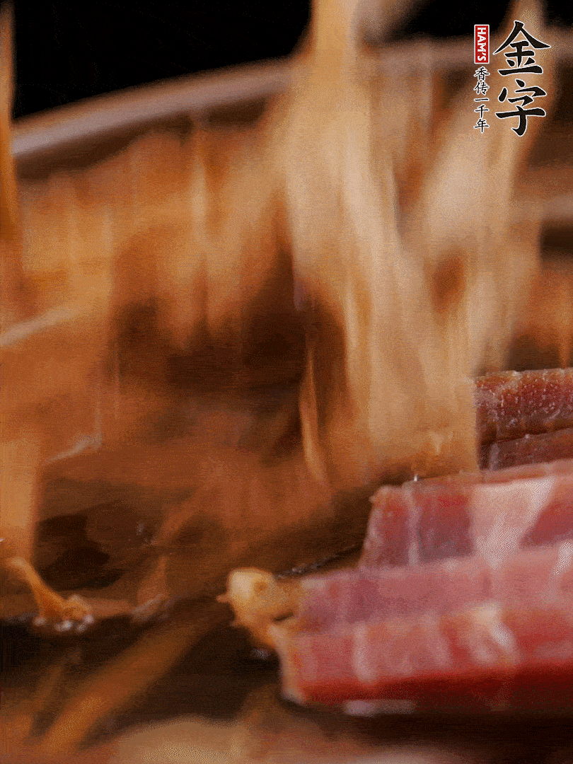 大筒骨、金字火腿、姜片、黃酒一起放入砂鍋，加筍干燉煮40分鐘。（如果家里有高壓鍋，用高壓鍋把高湯壓出來更鮮濃。）