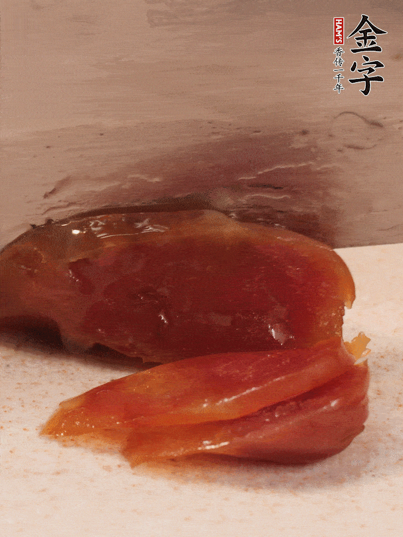 臘腸煮熟后，切薄片