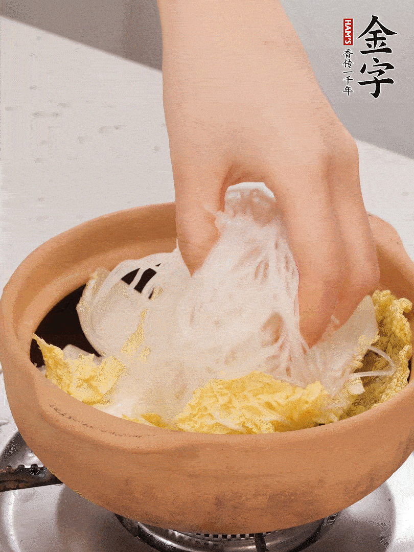 放入提前泡軟的粉絲，蓋上蒜蓉醬汁