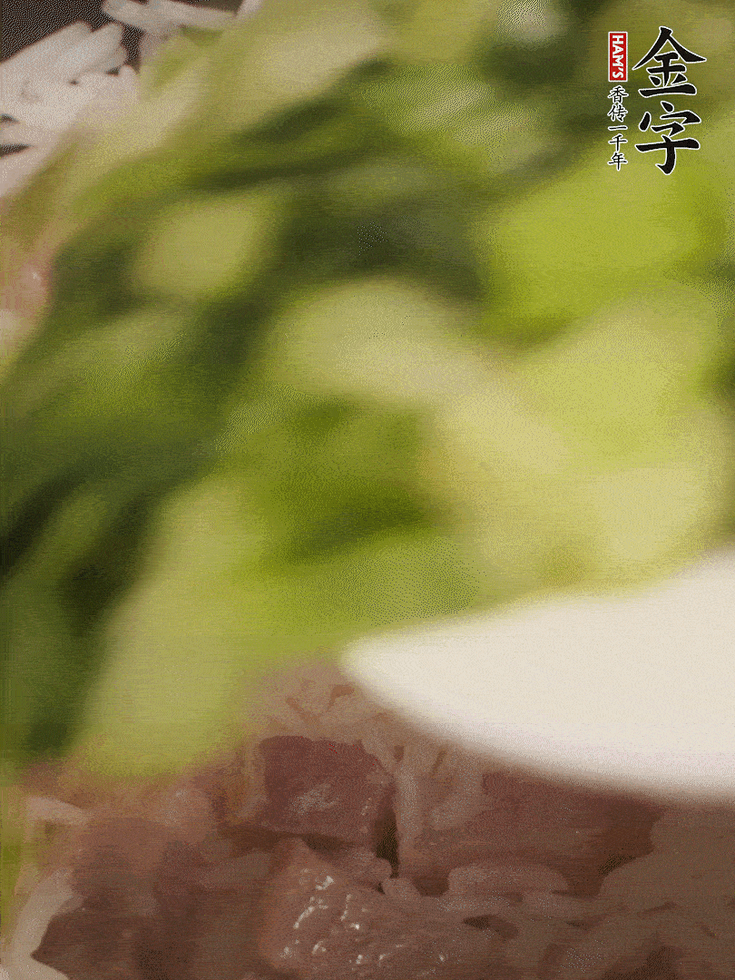 將燜煮好的米飯，倒入炒熟的蔬菜中，翻炒均勻鍆繼續(xù)燜煮5分鐘