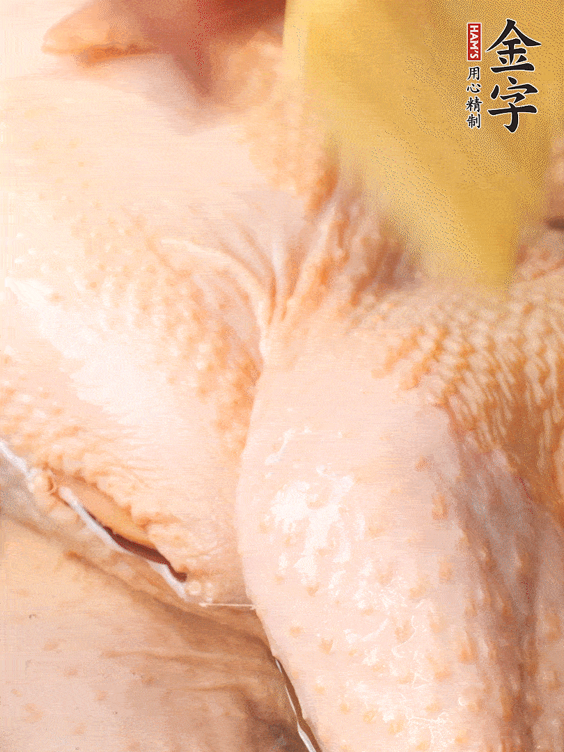 老母雞去頭去尾，斬去雞爪。冷水入鍋，加料酒、蔥姜焯水，煮出浮沫后撈出，用清水洗凈
