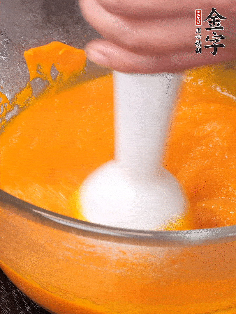 300g南瓜，去皮去瓤切滾刀塊，大火蒸8分鐘，料理機打成泥，篩網(wǎng)過篩成泥