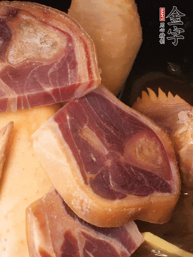 火踵、老母雞加蔥、姜、料酒、清水，大火燒開后轉(zhuǎn)小火，燉1小時