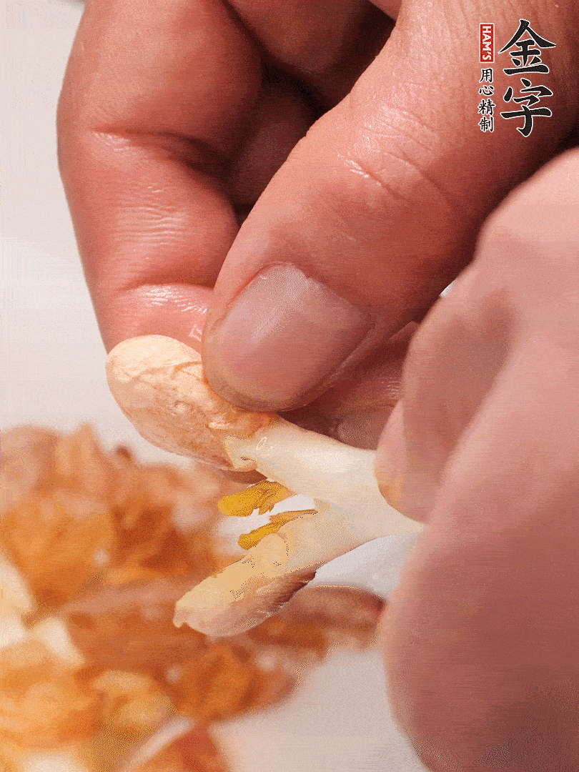 花生芽切段。開水焯水1分鐘，去掉頂部的花生皮