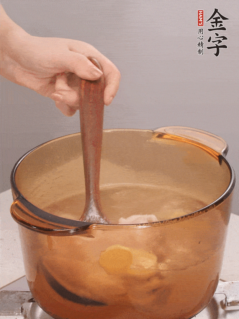 鴨腿冷水下鍋，加姜片、料酒焯水