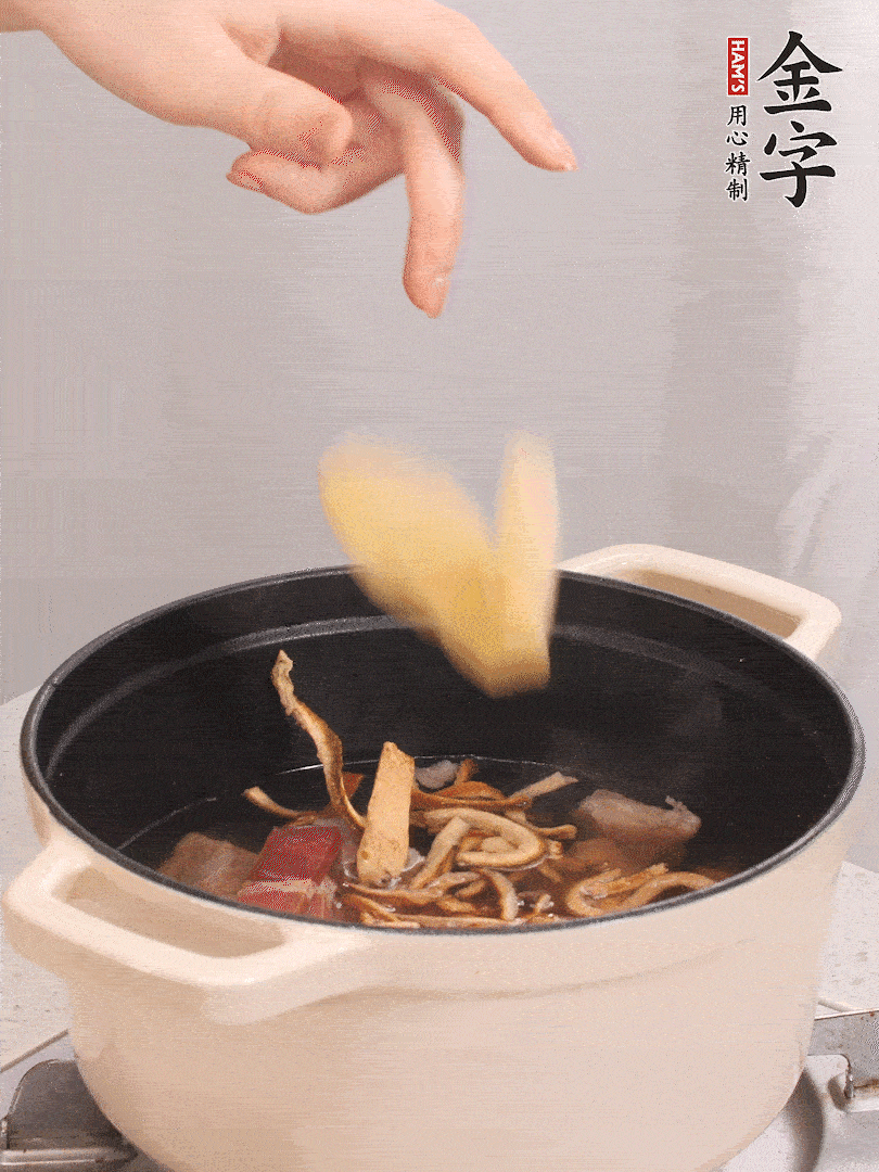 鍋中放牛腩、火腿，然后放入比食材多3倍的水；再放橘子皮、姜片、白胡椒粒燉煮90分鐘