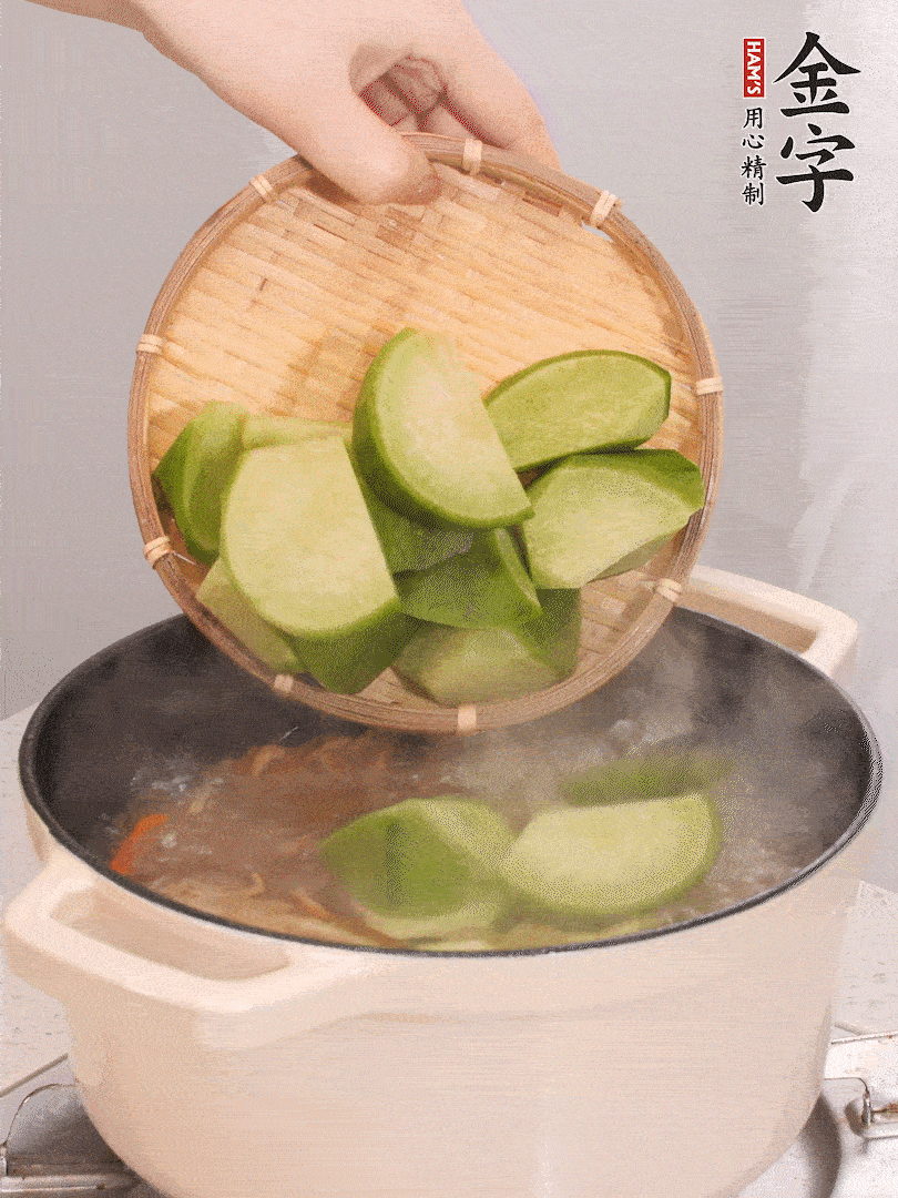 加入青、紅蘿卜再煲半小時。
