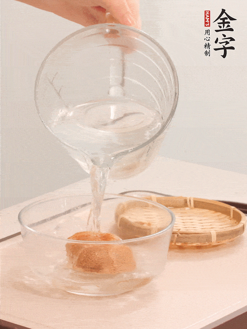 猴頭菇至少泡發(fā)半小時(shí)，將浸泡后的黃水?dāng)D干；