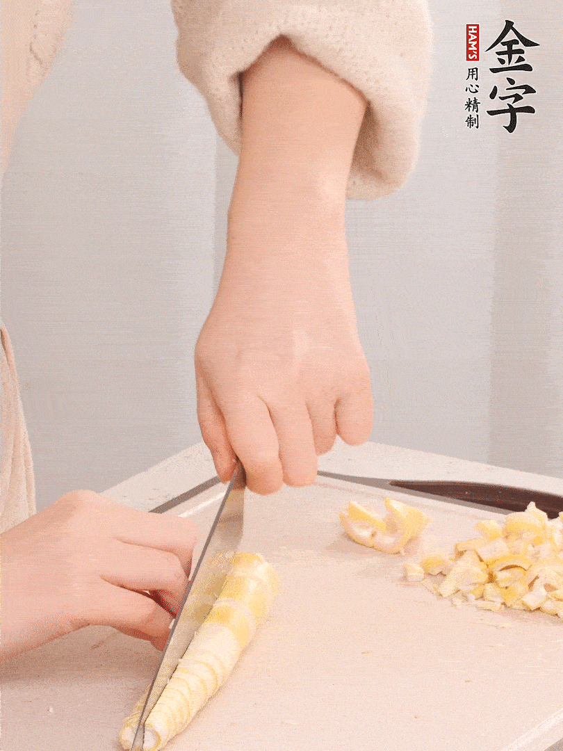 春筍去皮切小塊，焯水2分鐘左右