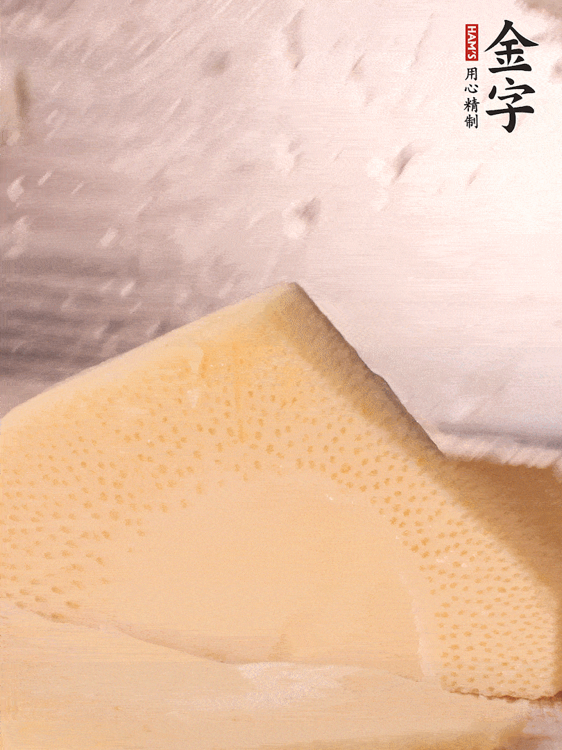 冬筍處理干凈，切滾刀塊，開水焯燙去除澀味