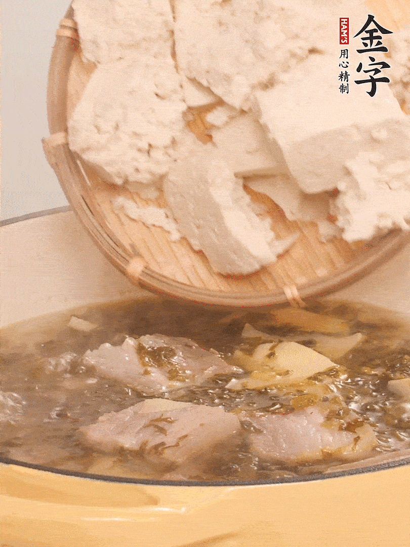 往鍋里加入一倍的水，加豆腐