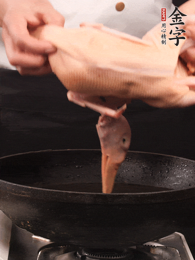 處理干凈的老鴨1只，黃酒小半碗，姜幾片，一起放入冷水，煮沸焯水3分鐘，去除血沫